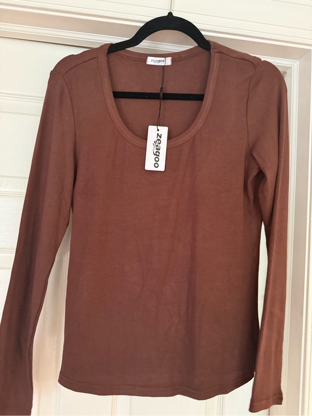 zeagoo Women's Scoop Neck Long Sleeve Tee in Rust Brown